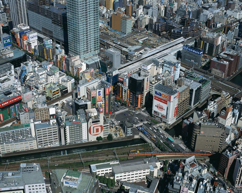 无人,高楼大厦,横图,俯视,航拍,室外,白天,度假,草地,草坪,美景,植物,城市风光,城市,大厦,道路,建筑,路,摩天大楼,公路,汽车,东京,日本,亚洲,一排,整齐,景观,交通,娱乐,车,草,树,树木,排列,绿色,自然,交通工具,轿车,享受,休闲,景色,放松,千代田区,生长,成长,鸟瞰,队列,秋叶原,东亚,本州,关东地方,本州岛,日本国,东京都,马路,彩图,高角度拍摄,大楼,高层建筑,高楼,摩天楼