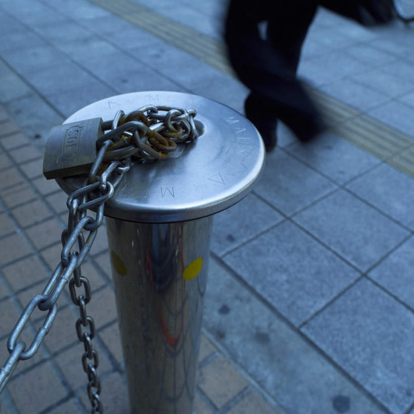 东方人,一个人,商务人士,商务男性,走,方图,室外,白天,衬衫,亚洲,仅一个男性,仅一个人,仅一个中年男性,套装,朦胧,模糊,金属,黄种人,背面,链子,商务装,工薪阶层,男人,男性,中年男性,亚洲人,白领,上班族,步行,散步,走路,半身,彩图,衬衣