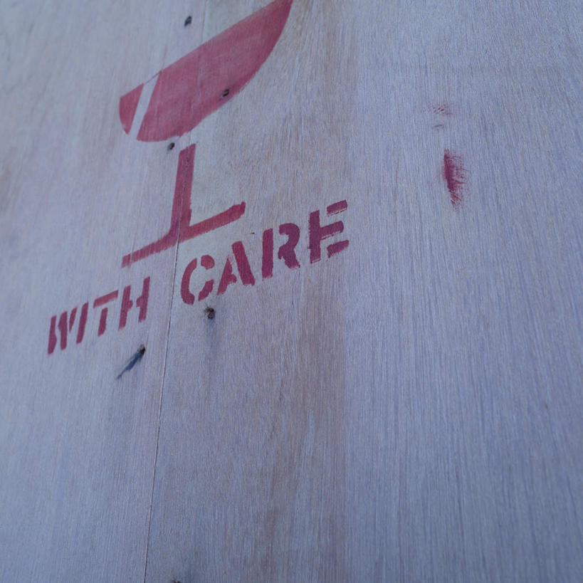 无人,方图,室内,特写,白天,仰视,木制,标志,文字,字符,字母,木箱,标识,箱子,小心,彩图,低角度拍摄