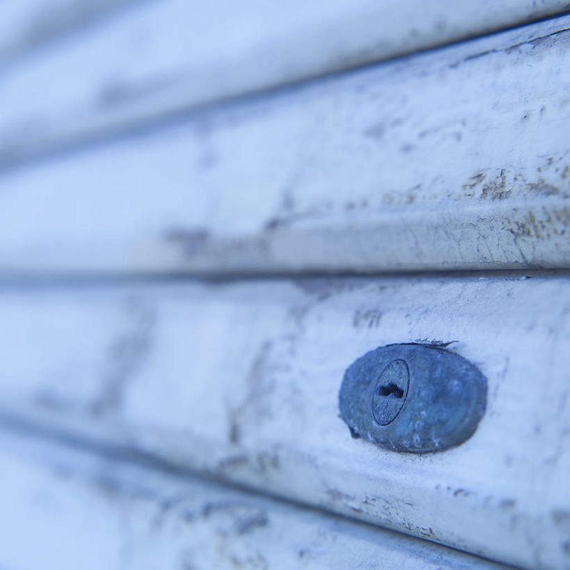 无人,方图,室外,特写,白天,正面,安全,窗户,条纹,纹路,纹理,百叶窗,防护,锁,蓝色,白色,保护,保险,私密,锁眼,肌理,保全,周全,安稳,安定,防盗,平安,彩图