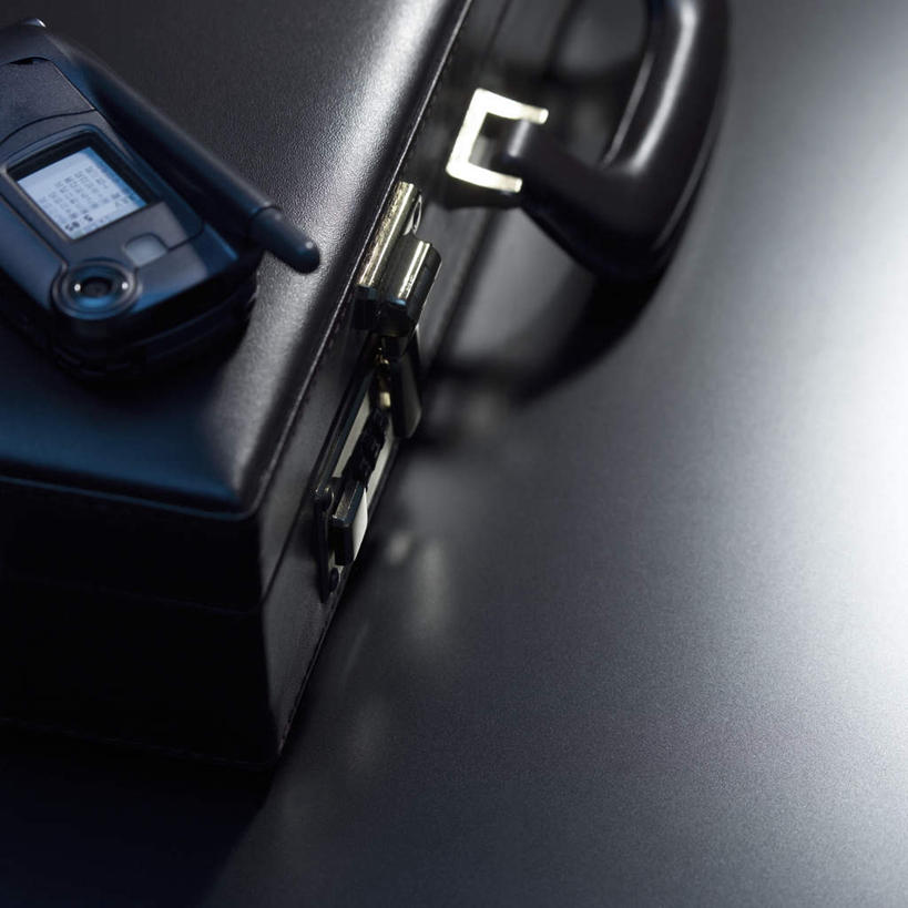 无人,打电话,方图,俯视,室内,特写,白天,静物,电话,手提箱,手机,黑色背景,公文包,通讯设备,一个,黑色,摄影,影棚,单个,交流,沟通,通话,彩图,高角度拍摄,影棚拍摄,拍摄