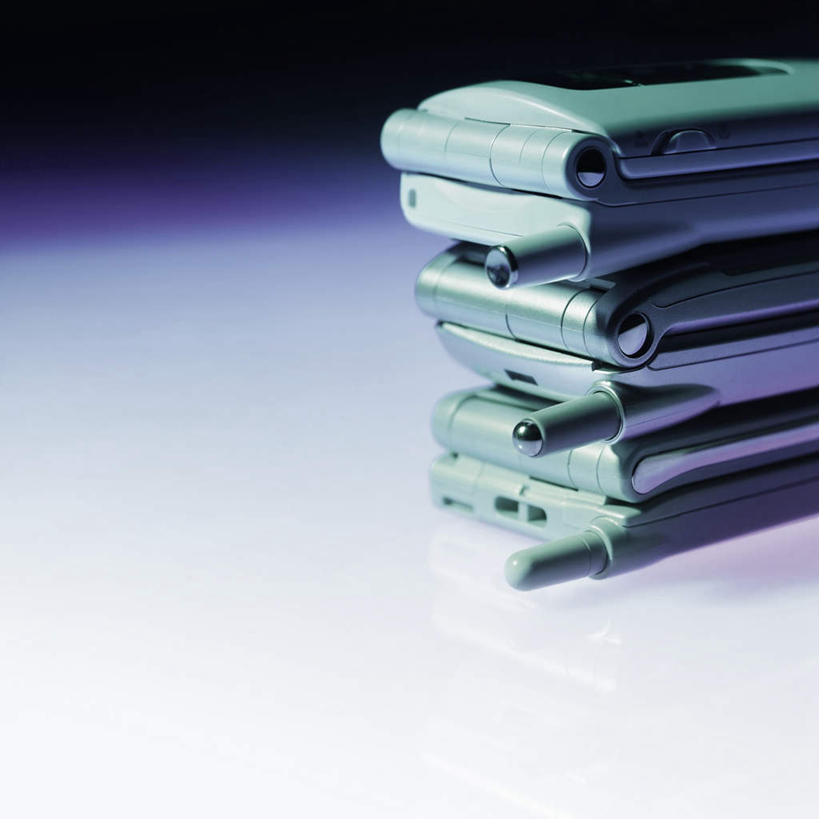 无人,打电话,方图,室内,特写,白天,正面,静物,电话,手机,一堆,堆叠,堆积,黑色背景,通讯设备,三个,绿色,摄影,影棚,堆,交流,沟通,通话,彩图,影棚拍摄,拍摄