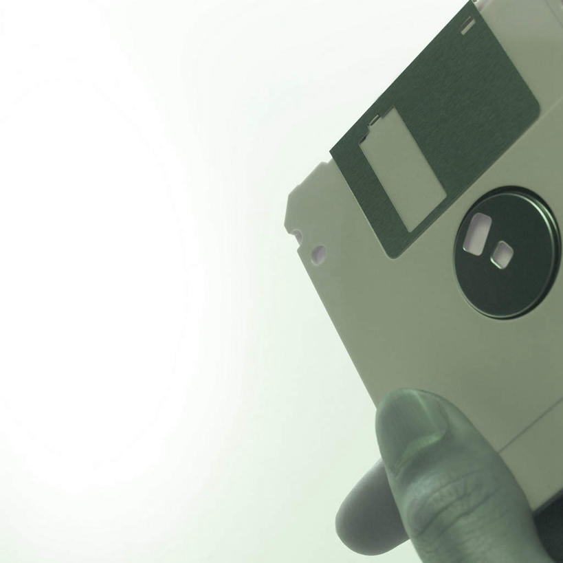 西方人,手,一个人,方图,室内,特写,白天,白色背景,正面,欧洲,欧洲人,仅一个男性,仅一个人,拿,拿着,仅一个年轻男性,一只,手部,摄影,影棚,单手,软盘,男人,男性,年轻男性,白种人,半身,彩图,影棚拍摄,拍摄