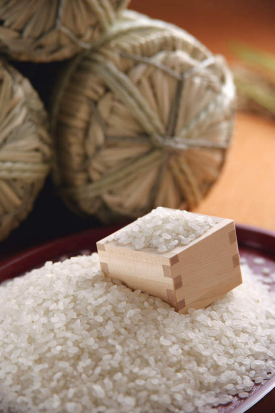 无人,竖图,俯视,室内,特写,白天,烹饪,一堆,堆叠,堆积,红色背景,木制,盆子,谷类,谷物,日本料理,料理,食品,米,杯,大米,菜肴,美食,食物,三个,日式料理,日式,摄影,佳肴,影棚,堆,生米,彩图,高角度拍摄,影棚拍摄,拍摄