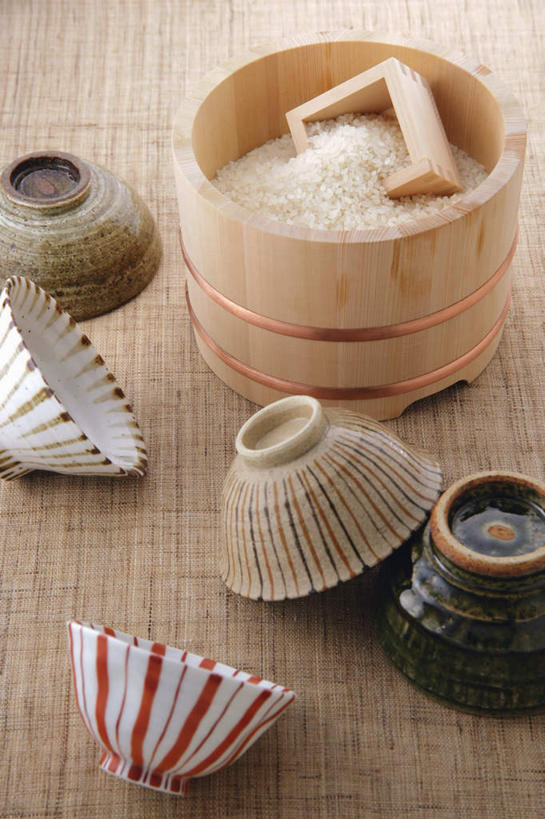 无人,竖图,俯视,彩色,室内,特写,白天,烹饪,一堆,堆叠,堆积,木制,木桶,桶,陶瓷,谷类,谷物,日本料理,料理,食品,陶瓷制品,米,杯,大米,菜肴,美食,食物,一个,容器,碗,日式料理,日式,摄影,佳肴,影棚,单个,储藏,堆,储存,生米,彩图,高角度拍摄,影棚拍摄,拍摄,贮存