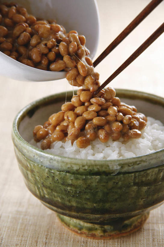 米饭,无人,竖图,俯视,室内,特写,白天,烹饪,筷子,大豆,餐具,陶瓷,谷类,谷物,日本料理,料理,食品,陶瓷制品,饭,米,文化,传统,大米,菜肴,美食,饮食,食物,两个,碗,日式料理,两只,健康,日式,摄影,佳肴,影棚,礼节,白米饭,纳豆,五谷,豆制品,礼仪,发酵,酱豆,进餐用具,彩图,高角度拍摄,影棚拍摄,拍摄