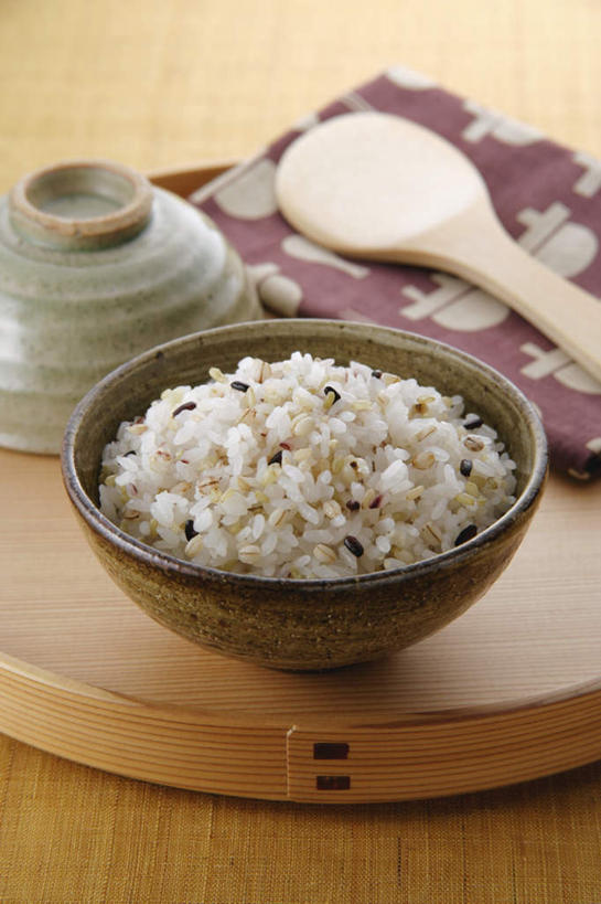 米饭,无人,竖图,俯视,室内,特写,白天,烹饪,布,陶瓷,谷物,日本料理,料理,食品,饭勺,陶瓷制品,菜肴,美食,食物,两个,一个,盘子,碗,日式料理,两只,日式,摄影,佳肴,影棚,单个,大麦,黑米,彩图,高角度拍摄,影棚拍摄,拍摄