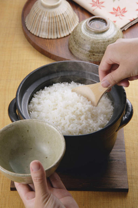 米饭,东方人,手,一个人,竖图,俯视,室内,特写,白天,烹饪,亚洲,双手,仅一个年轻女性,仅一个女性,仅一个人,蒸汽,盆子,砂锅,日本料理,料理,食品,饭勺,陶瓷制品,饭,黄种人,锅,菜肴,美食,食物,一个,黑色,碗,日式料理,日式,手部,摄影,佳肴,影棚,餐布,单个,五谷,餐垫,厨房器具,年轻女性,女人,女性,亚洲人,半身,彩图,高角度拍摄,影棚拍摄,拍摄