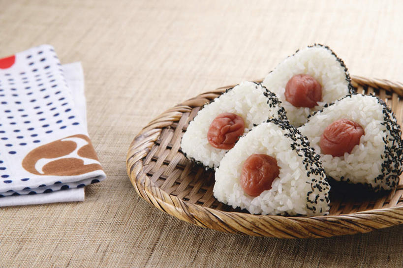 饭团,无人,横图,俯视,室内,特写,白天,烹饪,芝麻,日本料理,料理,食品,话梅,竹扁,菜肴,美食,食物,排列,日式料理,快餐,四个,日式,摄影,佳肴,影棚,餐布,竹编,队列,餐垫,彩图,高角度拍摄,影棚拍摄,拍摄