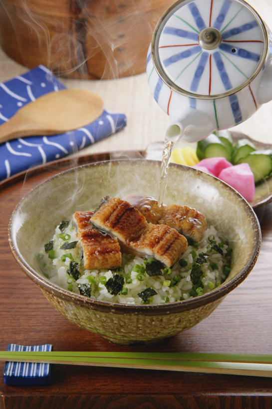 米饭,鳗鱼,无人,竖图,俯视,室内,特写,白天,烹饪,筷子,蔬菜,餐具,一堆,倒,堆叠,堆积,蒸汽,陶瓷,葱,青葱,日本料理,绿茶,料理,食品,饭勺,筷架,陶瓷制品,紫菜,酱菜,餐盘,文化,传统,菜肴,美食,食物,一个,茶壶,碗,日式料理,日式,摄影,佳肴,影棚,餐布,单个,堆,礼节,笼屉,礼仪,酸黄瓜,进餐用具,彩图,高角度拍摄,影棚拍摄,拍摄