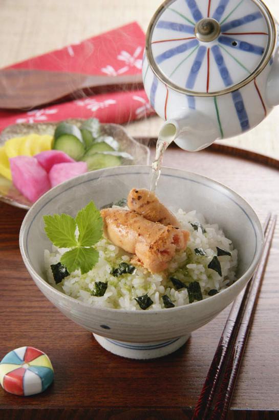 米饭,鱼子酱,无人,竖图,俯视,室内,特写,白天,烹饪,筷子,蔬菜,餐具,叶子,一堆,倒,堆叠,堆积,蒸汽,陶瓷,葱,青葱,日本料理,绿茶,料理,食品,饭勺,筷架,陶瓷制品,紫菜,酱菜,餐盘,文化,传统,菜肴,美食,食物,一个,茶壶,碗,日式料理,日式,摄影,佳肴,影棚,餐布,单个,堆,礼节,礼仪,酸黄瓜,进餐用具,彩图,高角度拍摄,影棚拍摄,拍摄