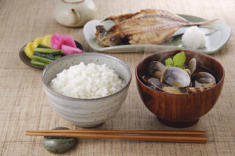 米饭,无人,横图,俯视,室内,特写,白天,烹饪,筷子,餐具,叶子,一堆,堆叠,堆积,蒸汽,碟子,盘,汤,日本料理,料理,食品,筷架,鲭鱼,酱菜,筷枕,文化,传统,蛤蜊,菜肴,美食,食物,两个,盘子,茶壶,碟,碗,日式料理,日式,蛤,摄影,佳肴,影棚,堆,礼节,筷子架,礼仪,酸黄瓜,味噌汤,进餐用具,彩图,高角度拍摄,影棚拍摄,拍摄