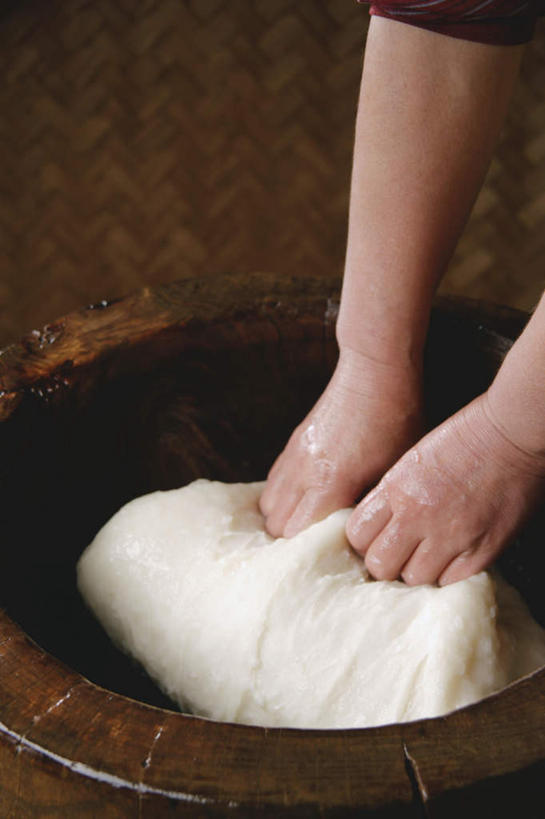 手,无人,捏,竖图,俯视,室内,特写,白天,烹饪,木制,日本料理,料理,食品,菜肴,美食,食物,日式料理,两只,日式,手部,揉,摄影,佳肴,影棚,研磨器,糯米团,彩图,高角度拍摄,影棚拍摄,拍摄