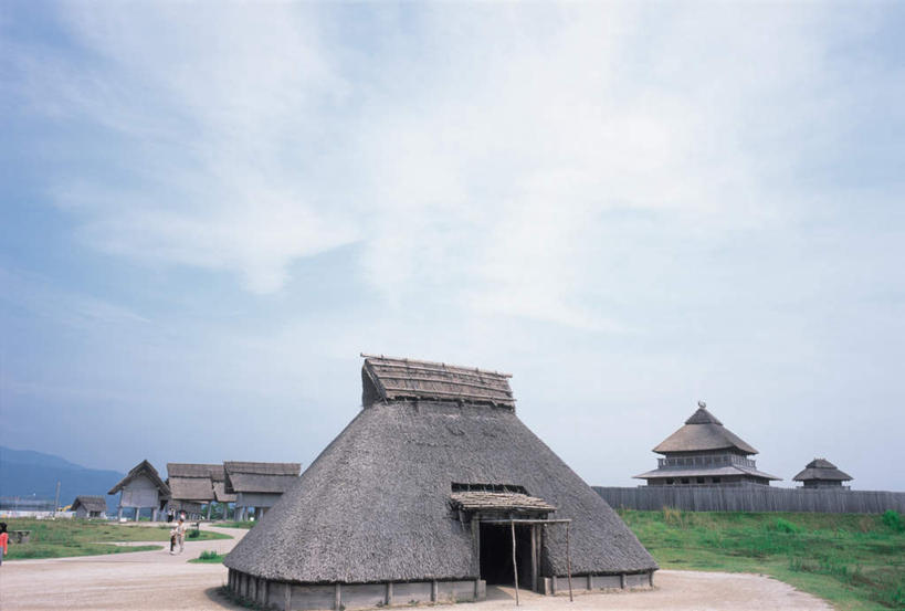 公园,横图,室外,白天,正面,旅游,度假,草地,草坪,美景,名胜古迹,山,山脉,植物,地标,日本,亚洲,遗迹,景观,山峰,云,云朵,山峦,许多人,云彩,古迹,历史,文物,娱乐,古建筑,草,绿色,白云,天空,自然,群山,天,享受,休闲,旅游胜地,景色,放松,晴朗,自然风光,古文明,东亚,日本国,九州本岛,九州,九州岛,佐贺,佐贺县,九州地方,晴空,彩图,全身,标志性建筑