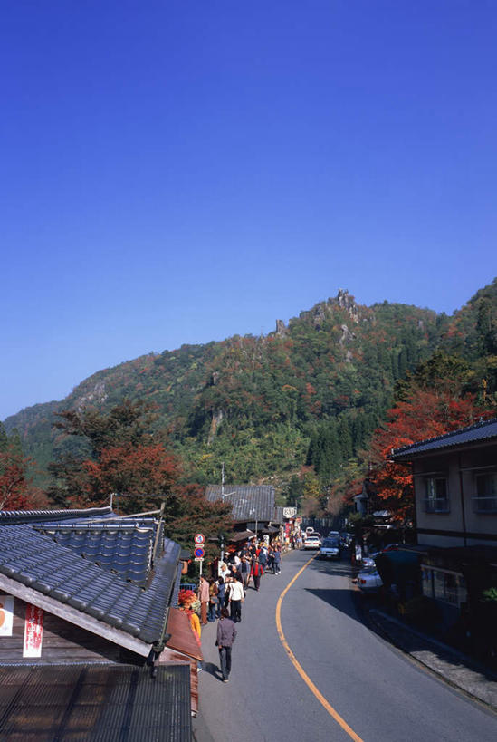 东方人,竖图,俯视,室外,白天,旅游,度假,美景,名胜古迹,山,山脉,植物,标志建筑,道路,地标,建筑,路,大分县,日本,亚洲,行人,游客,游人,遗迹,景观,山峰,小路,交通,山峦,许多人,黄种人,古迹,文物,娱乐,建设,古建筑,路人,旅客,树,树木,蓝色,绿色,蓝天,天空,自然,群山,天,一群人,享受,休闲,旅游胜地,景色,放松,生长,晴朗,成长,自然风光,古文明,东亚,万里无云,日本国,九州本岛,九州,九州岛,九州地方,中津市,耶马溪,大分,过客,男人,男性,年轻男性,年轻女性,女人,女性,亚洲人,晴空,晴空万里,彩图,高角度拍摄,全身