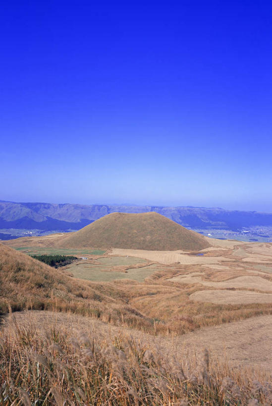 无人,竖图,俯视,室外,白天,旅游,度假,美景,山,山脉,植物,日本,亚洲,枯萎,景观,山峰,枯草,山峦,娱乐,草,树,树木,黄色,蓝色,绿色,蓝天,天空,自然,群山,天,享受,休闲,景色,放松,生长,晴朗,成长,自然风光,东亚,万里无云,日本国,九州本岛,九州,九州岛,九州地方,熊本,熊本县,晴空,晴空万里,彩图,高角度拍摄