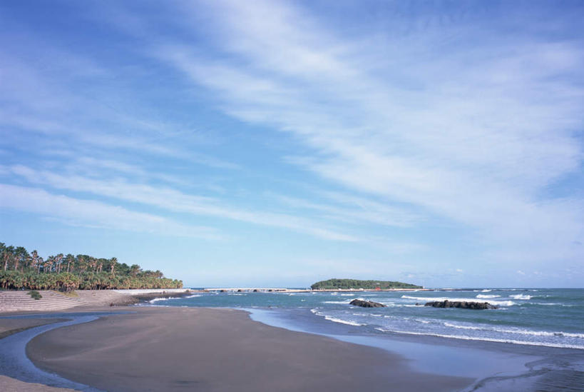 无人,横图,室外,白天,正面,旅游,度假,海浪,海洋,礁石,石头,美景,沙滩,树林,植物,楼梯,日本,亚洲,沙子,石子,阶梯,海岸,景观,浪花,水平线,小岛,云,云朵,辽阔,海平线,沙地,云彩,娱乐,台阶,树,树木,蓝色,绿色,白云,蓝天,天空,自然,海水,天,享受,休闲,广阔,景色,放松,生长,晴朗,成长,一望无际,自然风光,海景,东亚,日本国,九州本岛,九州,九州岛,九州地方,宫崎,宫崎县,无边无际,一马平川,大海,风浪,海,海水的波动,海滩,礁,近岸浪,石块,岩石,涌浪,晴空,彩图,水天相接,水天一线