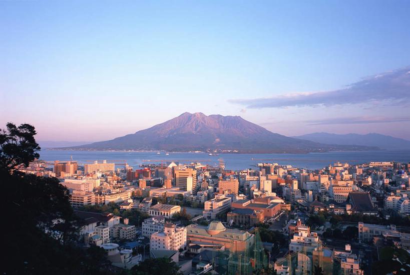 无人,横图,俯视,航拍,室外,白天,旅游,度假,海浪,海洋,火山,名胜古迹,日落,山,山脉,树林,植物,标志建筑,地标,建筑,船,鹿儿岛,日本,亚洲,遗迹,浪花,山峰,晚霞,霞光,云,云朵,木船,游艇,山峦,云彩,古迹,文物,娱乐,建设,古建筑,游轮,树,树木,蓝色,绿色,白云,蓝天,天空,自然,海水,黄昏,群山,天,享受,休闲,旅游胜地,彩霞,放松,生长,晴朗,成长,鸟瞰,海景,古文明,东亚,日本国,九州本岛,九州,九州岛,九州地方,鹿儿岛县,樱岛火山,大海,风浪,海,海水的波动,活火山,近岸浪,死火山,休眠火山,涌浪,晴空,夕阳,彩图,高角度拍摄