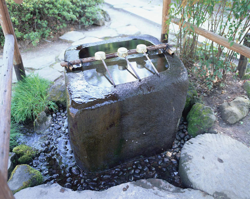 无人,横图,俯视,室外,白天,草地,石头,水,植物,道路,路,一排,整齐,石子,液体,水池,水滴,小路,地面,交通,草,排列,三个,绿色,鹅卵石,长柄勺,队列,石块,岩石,彩图,高角度拍摄