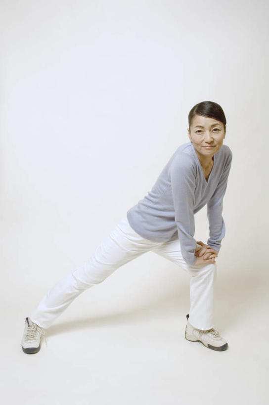 东方人,一个人,站,竖图,室内,白天,白色背景,正面,锻炼,运动,亚洲,仅一个女性,仅一个人,服装,注视,休闲装,黄种人,衣服,蓝色,白色,观察,看,站着,仅一个中年女性,休闲,休闲服,压腿,摄影,服饰,影棚,观看,察看,关注,体育,女人,女性,中年女性,亚洲人,站立,彩图,全身,影棚拍摄,健身,拍摄