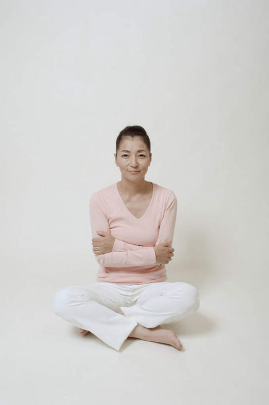 东方人,一个人,坐,笑,盘腿,微笑,露齿笑,竖图,室内,白天,白色背景,正面,亚洲,仅一个女性,仅一个人,服装,注视,休闲装,黄种人,衣服,粉色,白色,观察,看,仅一个中年女性,休闲,休闲服,摄影,服饰,影棚,观看,察看,关注,手抱胸,女人,女性,中年女性,亚洲人,盘腿而坐,盘膝,盘着腿的,盘着腿坐,双腿交叉,坐着,彩图,全身,影棚拍摄,拍摄