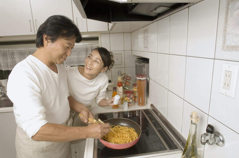 面条,东方人,两个人,夫妻,站,笑,微笑,露齿笑,横图,室内,白天,正面,爱情,厨房,筷子,餐具,亚洲,握,煮,服装,瓷砖,锅子,围裙,面,浪漫,拿,拿着,注视,休闲装,黄种人,文化,传统,衣服,白色,观察,看,站着,张嘴,休闲,休闲服,恩爱,握着,恋人,服饰,观看,礼节,察看,电磁炉,关注,礼仪,调味剂,张大嘴巴,抽油烟机,男人,男性,女人,女性,中年男性,中年女性,亚洲人,情侣,进餐用具,张开嘴,站立,半身,彩图,灶间,伴侣