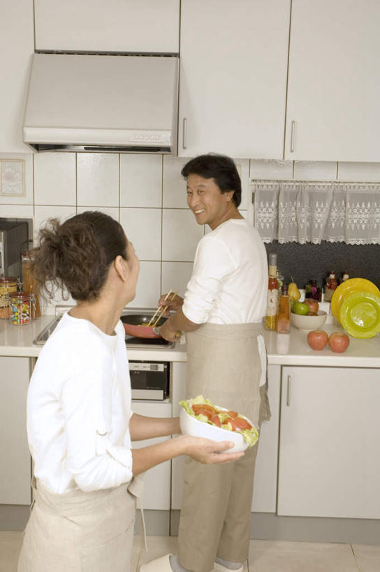 意大利面,东方人,两个人,夫妻,站,捧,笑,微笑,露齿笑,竖图,室内,白天,侧面,爱情,厨房,筷子,苹果,餐具,亚洲,握,煮,服装,瓷砖,锅子,围裙,面,沙拉,橱,浪漫,拿,拿着,注视,休闲装,黄种人,文化,传统,相视,衣服,白色,盘子,碗,观察,看,站着,张嘴,休闲,面对面,休闲服,恩爱,握着,恋人,服饰,观看,对视,礼节,察看,电磁炉,关注,礼仪,相对,调味剂,张大嘴巴,抽油烟机,相看,男人,男性,女人,女性,中年男性,中年女性,亚洲人,情侣,进餐用具,张开嘴,端,端着,捧着,手捧,站立,半身,彩图,灶间,伴侣