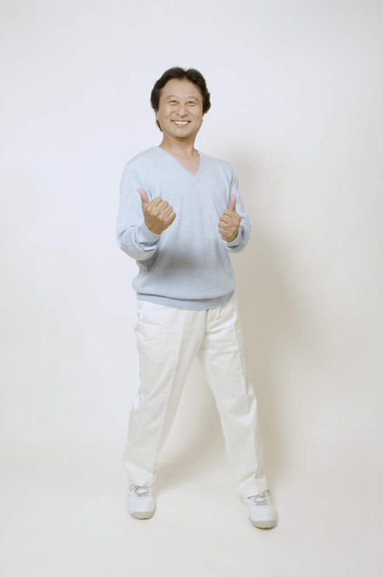 东方人,一个人,站,笑,微笑,露齿笑,竖图,室内,白天,白色背景,正面,智慧,亚洲,仅一个男性,仅一个人,仅一个中年男性,突出,服装,注视,休闲装,黄种人,称赞,表扬,衣服,蓝色,观察,看,手势,站着,张嘴,休闲,休闲服,竖,运动衫,摄影,服饰,影棚,观看,翘,高,察看,夸奖,优秀,关注,张大嘴巴,好,妙,顺利,出色,超群,杰出,卓越,奇妙,聪明,男人,男性,中年男性,亚洲人,大拇指,张开嘴,站立,彩图,全身,影棚拍摄,拍摄