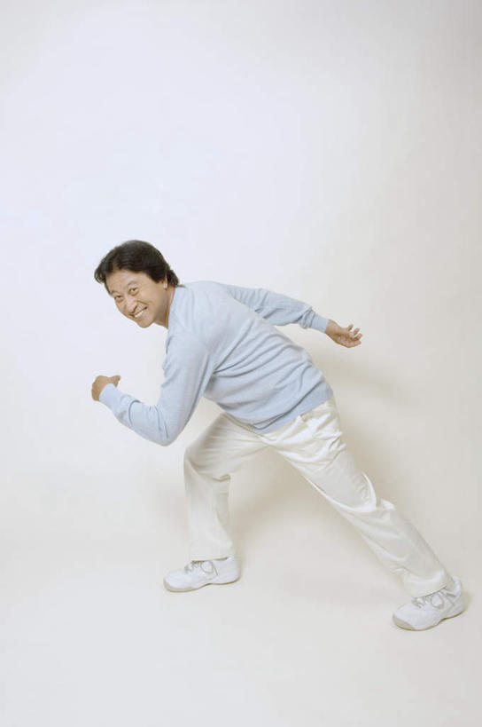 东方人,一个人,站,跑,笑,微笑,露齿笑,竖图,室内,白天,白色背景,侧面,锻炼,运动,亚洲,仅一个男性,仅一个人,仅一个中年男性,服装,注视,休闲装,黄种人,衣服,蓝色,观察,看,站着,张嘴,休闲,休闲服,弓步,运动衫,摄影,服饰,影棚,观看,察看,关注,张大嘴巴,体育,男人,男性,中年男性,亚洲人,张开嘴,跑步,站立,彩图,全身,影棚拍摄,健身,拍摄