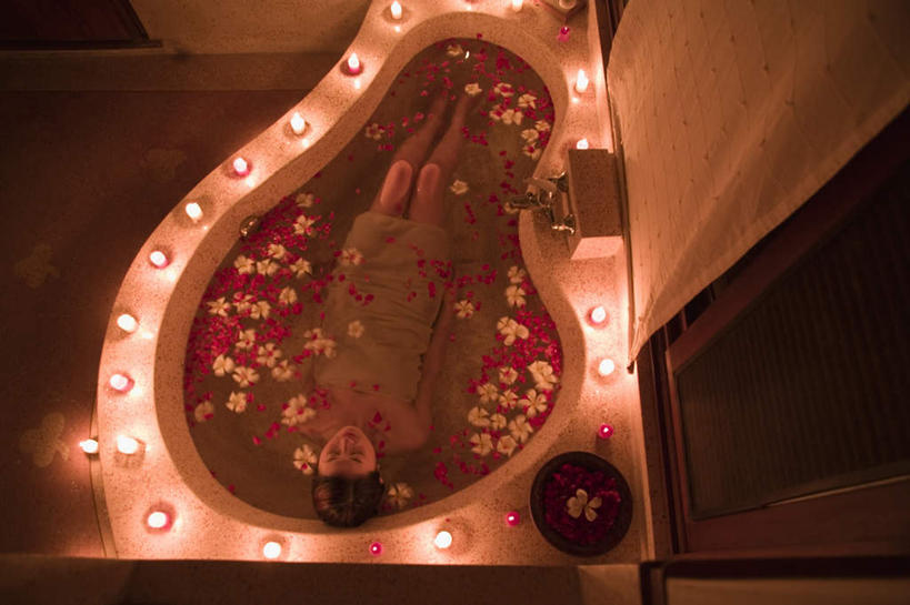 东方人,一个人,躺,横图,俯视,室内,白天,窗户,窗帘,卫生间,浴室,蜡烛,亚洲,仅一个年轻女性,仅一个女性,仅一个人,盆,水龙头,浴巾,黄种人,玻璃窗,花瓣,肥皂,浴缸,裹,卧着,年轻女性,女人,女性,亚洲人,淋浴房,躺着,卧,彩图,高角度拍摄,全身,冲凉房,沐浴间,沐浴室