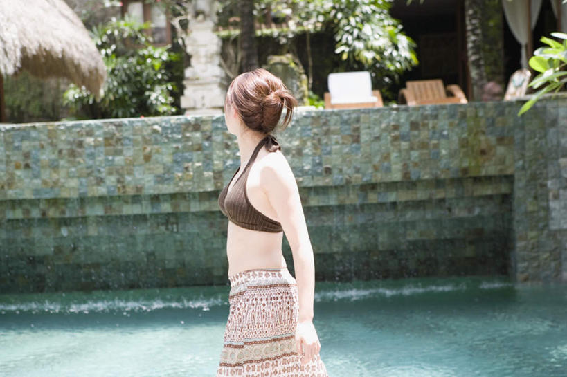 东方人,一个人,游泳池,横图,室外,白天,侧面,泳装,比基尼,水,植物,亚洲,仅一个年轻女性,仅一个女性,仅一个人,房屋,水池,水面,草棚,黄种人,泳池,树木,沙滩椅,游泳馆,年轻女性,女人,女性,亚洲人,半身,彩图,三点式,泳衣