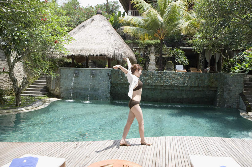 东方人,一个人,游泳池,横图,室外,白天,侧面,泳装,比基尼,水,植物,楼梯,亚洲,仅一个年轻女性,仅一个女性,仅一个人,房屋,阶梯,水池,水面,草棚,黄种人,伸懒腰,泳池,台阶,树木,天空,天,沙滩椅,游泳馆,年轻女性,女人,女性,亚洲人,彩图,全身,三点式,泳衣