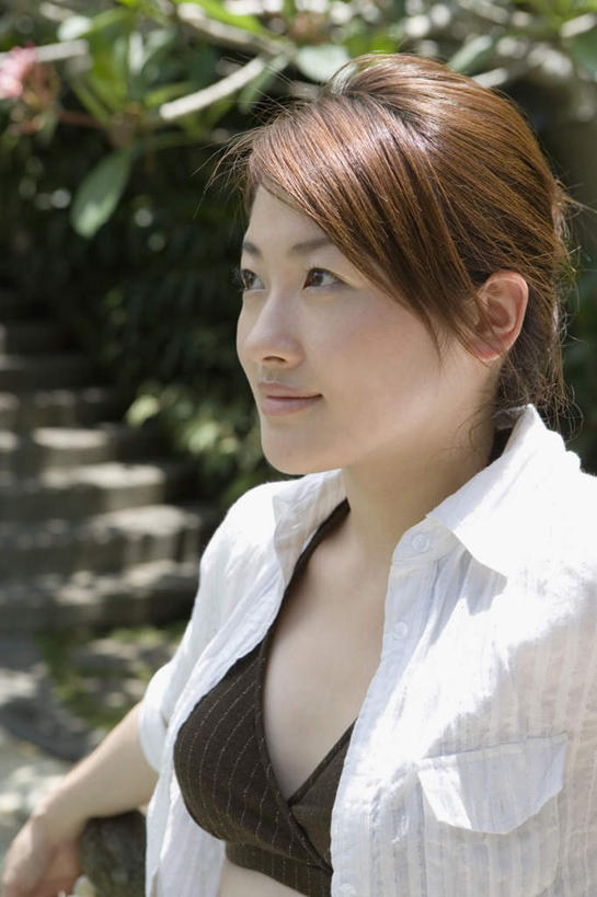 东方人,一个人,笑,微笑,露齿笑,竖图,室外,白天,正面,泳装,比基尼,植物,楼梯,亚洲,仅一个年轻女性,仅一个女性,仅一个人,阴影,反射,影子,阶梯,注视,黄种人,台阶,树木,观察,看,靠,观看,察看,关注,年轻女性,女人,女性,亚洲人,半身,彩图,三点式,泳衣