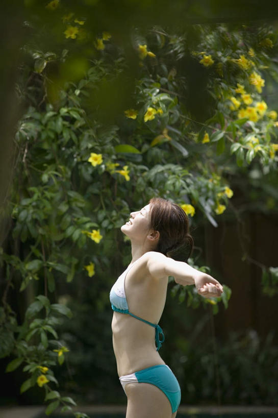 东方人,一个人,伸展双臂,竖图,室外,白天,侧面,泳装,比基尼,植物,亚洲,仅一个年轻女性,仅一个女性,仅一个人,黄种人,花,树木,黄色,年轻女性,女人,女性,亚洲人,敞开双臂,伸开双臂,抬头,仰头,展开双肩,张开手臂,张开双臂,半身,彩图,三点式,泳衣