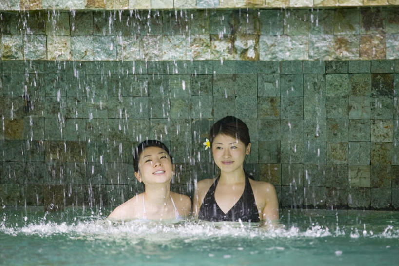 东方人,两个人,伙伴,朋友,游泳池,站,笑,微笑,露齿笑,横图,室外,白天,正面,泳装,比基尼,友谊,水,亚洲,墙,水池,水面,黄种人,泳池,墙壁,墙面,站着,游泳馆,友情,年轻女性,女人,女性,亚洲人,站立,半身,彩图,三点式,泳衣