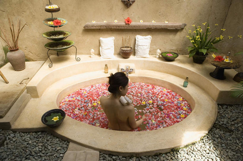 东方人,一个人,横图,彩色,室内,白天,靠垫,卫生间,浴室,亚洲,仅一个年轻女性,仅一个女性,仅一个人,许多,擦,盆栽,靠枕,拿,拿着,黄种人,裸露,花瓣,背面,抱枕,毛巾,枕头,沐浴露,浴池,年轻女性,女人,女性,亚洲人,淋浴房,半身,彩图,冲凉房,沐浴间,沐浴室