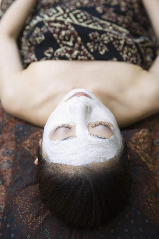 东方人,一个人,躺,竖图,俯视,室外,白天,化妆,美容,亚洲,仅一个年轻女性,仅一个女性,仅一个人,护肤,黄种人,化妆品,保养,享受,休闲,面膜,放松,遮,保健,遮挡,护肤品,遮盖,养颜,按摩床,遮蔽,膏状,膏状面膜,卧着,年轻女性,女人,女性,亚洲人,躺着,卧,半身,彩图,高角度拍摄