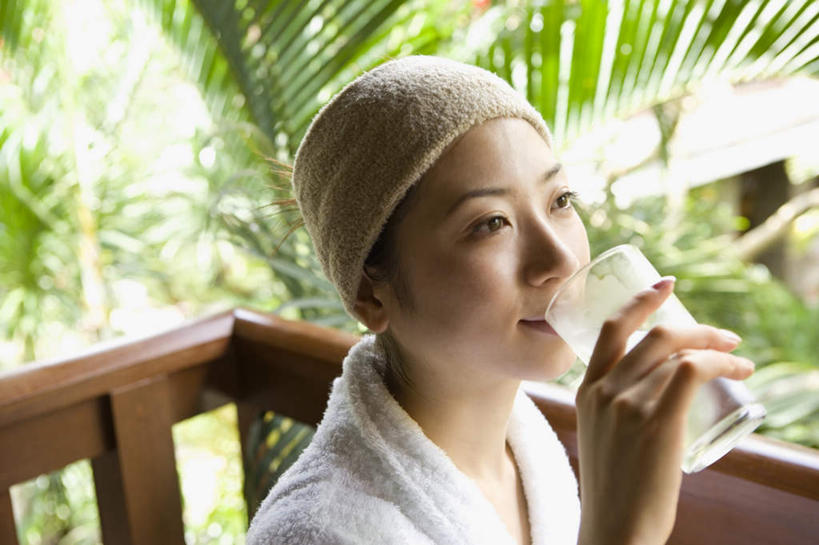 东方人,一个人,横图,室外,白天,正面,浴袍,植物,杯子,亚洲,仅一个年轻女性,仅一个女性,仅一个人,喝水,头巾,拿,拿着,黄种人,树,树木,绿色,自然,水杯,凉亭,生长,成长,裹,年轻女性,女人,女性,亚洲人,茶杯,半身,彩图,汤帷子,浴衣