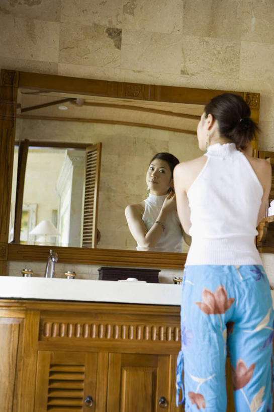 东方人,一个人,站,笑,微笑,露齿笑,竖图,室内,白天,仰视,房间,柜子,镜子,亚洲,仅一个年轻女性,仅一个女性,仅一个人,戴,反射,黄种人,耳环,橱柜,站着,镜像,镜面,年轻女性,女人,女性,亚洲人,站立,半身,彩图,低角度拍摄