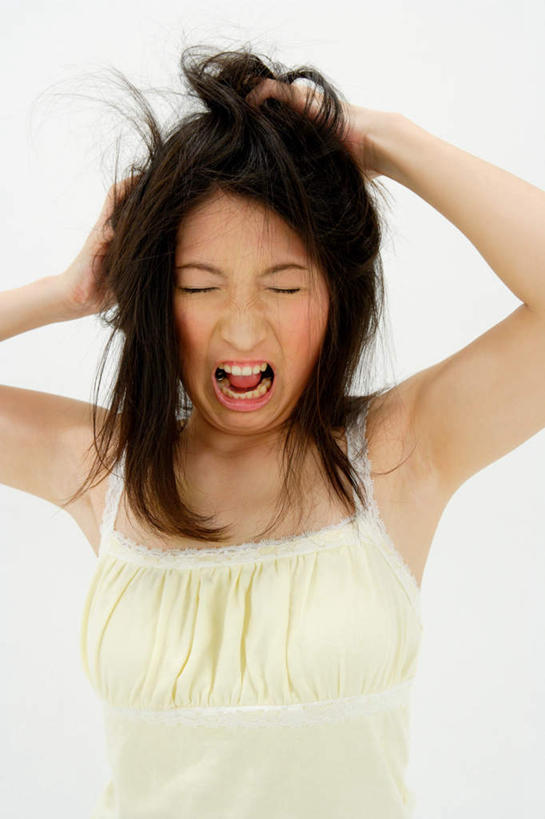 东方人,一个人,站,竖图,室内,白天,白色背景,正面,亚洲,仅一个年轻女性,仅一个女性,仅一个人,抓头,注视,吊带衫,黄种人,白色,观察,看,站着,张嘴,愤怒,摄影,影棚,观看,察看,伤心,难过,关注,张大嘴巴,年轻女性,女人,女性,亚洲人,张开嘴,站立,半身,彩图,影棚拍摄,拍摄