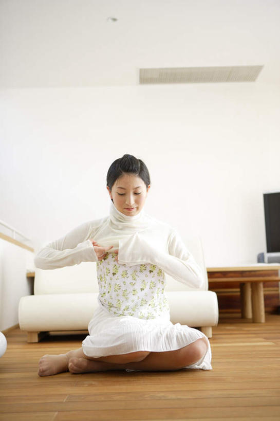 东方人,一个人,客厅,坐,拉,竖图,室内,白天,正面,柜子,沙发,电视,亚洲,仅一个年轻女性,仅一个女性,仅一个人,服装,注视,休闲装,黄种人,穿,衣服,白色,橱柜,观察,看,曲腿,休闲,休闲服,服饰,观看,察看,起居室,关注,年轻女性,女人,女性,亚洲人,电视机,坐着,彩图,全身,皮沙发