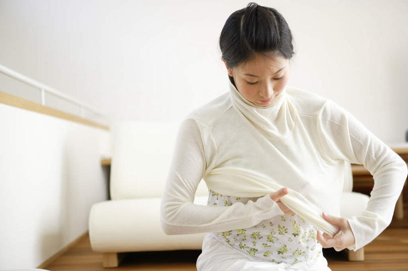 东方人,一个人,客厅,坐,拉,横图,室内,白天,正面,沙发,亚洲,仅一个年轻女性,仅一个女性,仅一个人,服装,注视,休闲装,黄种人,穿,衣服,白色,观察,看,休闲,休闲服,服饰,观看,察看,起居室,关注,年轻女性,女人,女性,亚洲人,坐着,半身,彩图,皮沙发