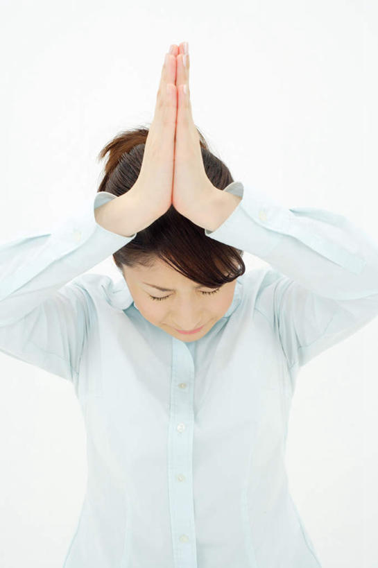 东方人,一个人,闭眼,竖图,室内,白天,白色背景,正面,衬衫,亚洲,仅一个年轻女性,仅一个女性,仅一个人,祝福,黄种人,虔诚,蓝色,低头,祈祷,双手合十,摄影,影棚,感谢,合十礼,合掌礼,合十,莲华合掌,感恩,年轻女性,女人,女性,亚洲人,闭眼睛,闭着眼,闭着眼睛,半身,彩图,影棚拍摄,衬衣,拍摄