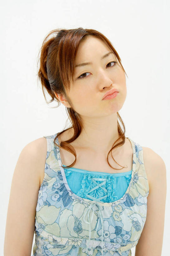 东方人,一个人,站,竖图,室内,白天,白色背景,正面,亚洲,仅一个年轻女性,仅一个女性,仅一个人,服装,注视,休闲装,黄种人,衣服,嘟嘴,观察,看,站着,休闲,休闲服,撅嘴,摄影,服饰,影棚,观看,察看,关注,年轻女性,女人,女性,亚洲人,站立,半身,彩图,影棚拍摄,拍摄