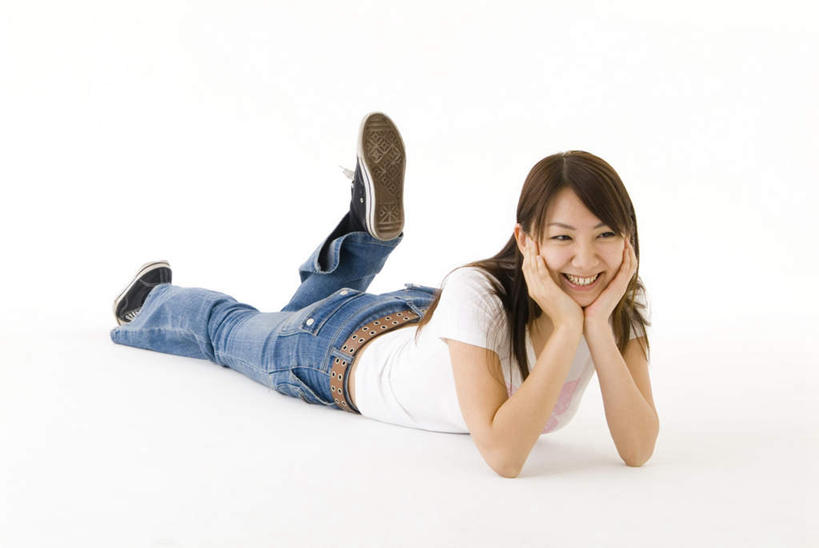 东方人,一个人,横图,室内,白天,白色背景,正面,亚洲,仅一个年轻女性,仅一个女性,仅一个人,撑,服装,抬腿,注视,休闲装,黄种人,衣服,观察,看,趴着,休闲,休闲服,摄影,服饰,影棚,观看,察看,撑着,关注,年轻女性,女人,女性,亚洲人,趴,彩图,全身,影棚拍摄,拍摄