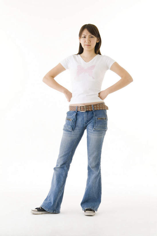 东方人,一个人,站,竖图,室内,白天,白色背景,正面,亚洲,仅一个年轻女性,仅一个女性,仅一个人,服装,注视,休闲装,黄种人,手叉腰,衣服,叉腰,观察,看,站着,休闲,休闲服,摄影,服饰,影棚,观看,察看,双手叉腰,关注,年轻女性,女人,女性,亚洲人,站立,彩图,全身,影棚拍摄,拍摄