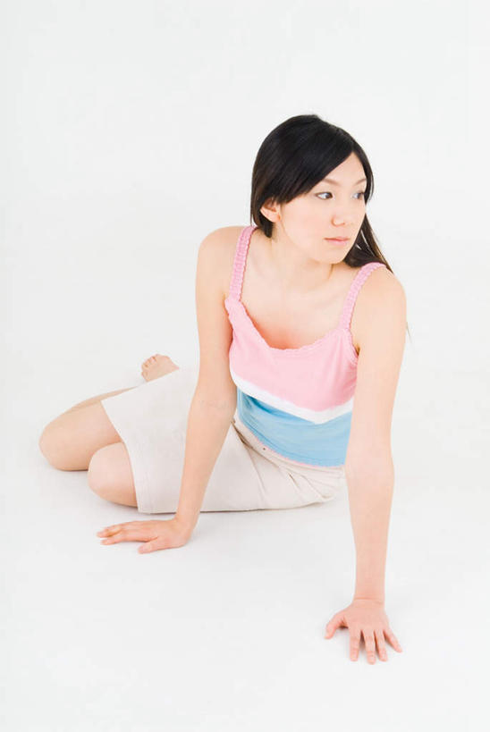 东方人,一个人,坐,竖图,室内,白天,白色背景,正面,亚洲,仅一个年轻女性,仅一个女性,仅一个人,撑,服装,正装,注视,休闲装,黄种人,衣服,观察,看,曲腿,休闲,休闲服,摄影,服饰,影棚,观看,察看,撑着,关注,年轻女性,女人,女性,亚洲人,坐着,彩图,全身,影棚拍摄,拍摄