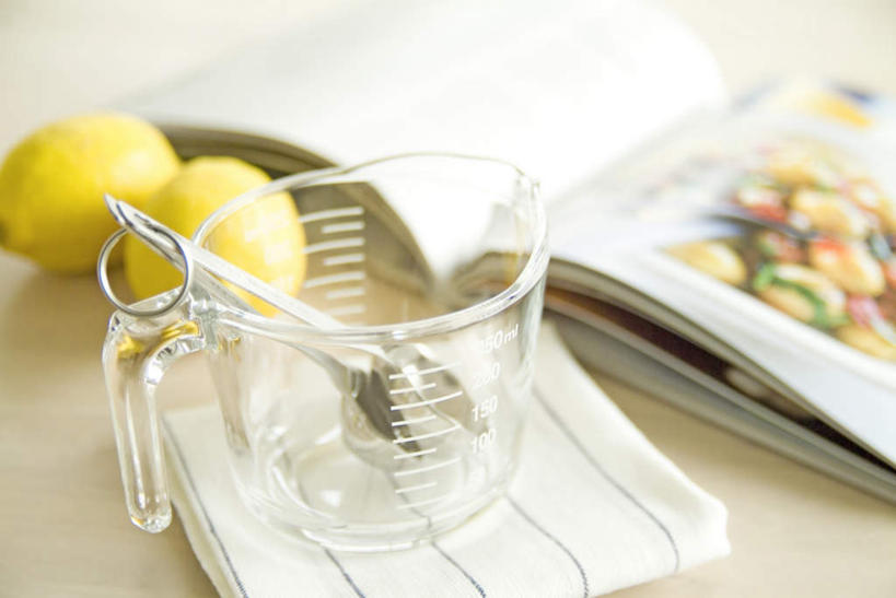 无人,横图,俯视,室内,白天,厨房,柠檬,杯子,书籍,水果,一本,新鲜,勺子,生食,食品,果实,量杯,抹布,玻璃制品,食物,两个,玻璃瓶,瓶子,调羹,汤匙,有机食品,绿色食品,食谱,玻璃杯,书,图书,益母果,柠果,彩图,高角度拍摄,灶间