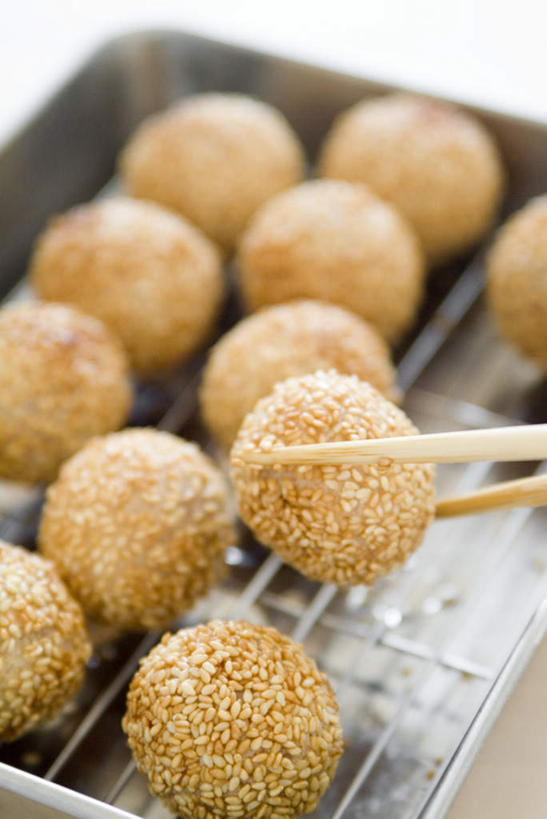 点心,无人,竖图,俯视,室内,特写,白天,烹饪,中餐,筷子,餐具,一排,许多,整齐,盆子,谷类,谷物,油炸,油炸食品,芝麻,料理,食品,糯米,甜点,甜品,米,球形,夹,文化,传统,大米,美食,架子,球,食物,糕点,排列,甜食,球体,中式,佳肴,礼节,夹着,队列,礼仪,麻球,脂麻,胡麻,白麻,巨胜子,油麻,江米,煎堆,麻圆,进餐用具,彩图,高角度拍摄