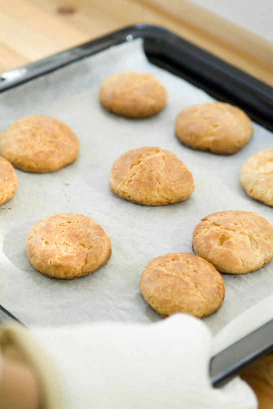 点心,东方人,一个人,竖图,俯视,室内,特写,白天,厨房,亚洲,仅一个年轻女性,仅一个女性,仅一个人,一排,戴,整齐,烤盘,食品,拿,隔热手套,拿着,黄种人,食物,排列,手套,饼干,零食,队列,吸油纸,年轻女性,女人,女性,亚洲人,半身,彩图,高角度拍摄,灶间